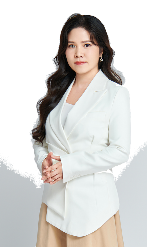 黄芳老师白色西装原照片